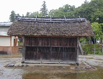 旧五十嵐家住宅附属建物（厠・籾倉）の写真1