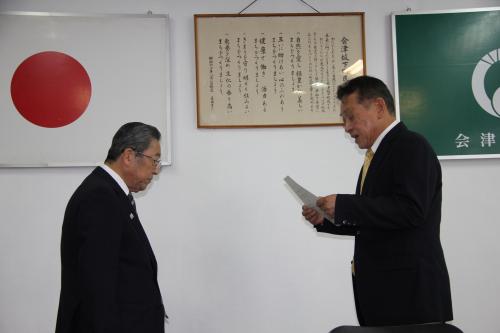 答申時の様子（左から古川町長、荒井委員長）