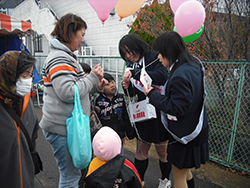 青少年ボランティアの様子の写真